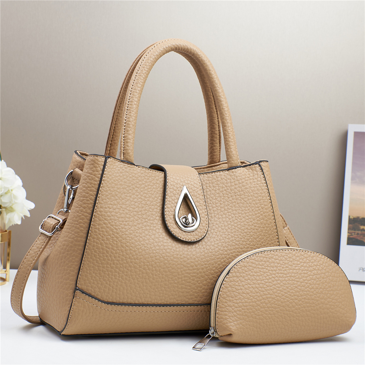The 2024 summer collection of grand crossbody single-shoulder bags from the manufacturer offers a new large-capacity bag for direct mail to foreign trade. It's a trend of simplicity and fashion for ladies details Picture