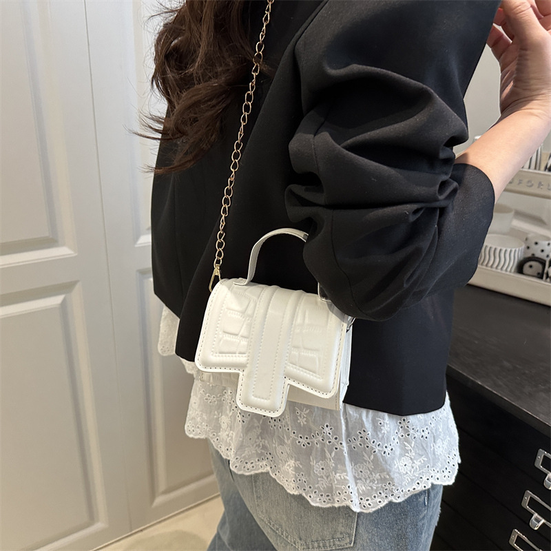 A new pure color, elegant 2025 style, simple and fashionable Korean version chain texture, fashionable single-shoulder crossbody small square bag details Picture