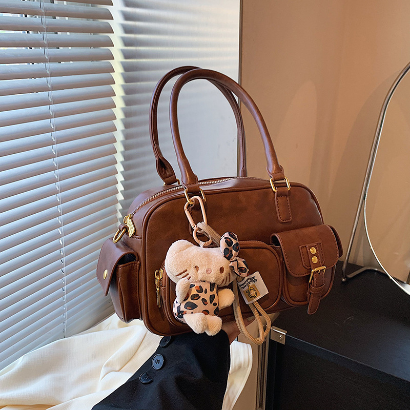 Retro commuting bag for women, large-capacity 2024 new style, fashionable, casual and niche crossbody bag, hand-held work pillow bag Application Scenario