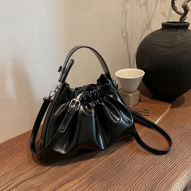The 2024 new style of the niche fashion chain women's bag, the pleated and stylish hand-held shoulder bag, the high-end cloud-shaped crossbody bag, is trendy Specification drawing