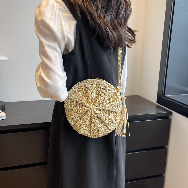2025 New style simple round fringed crossbody straw woven bag for women, hand-woven summer beach vacation single-shoulder bag details Picture