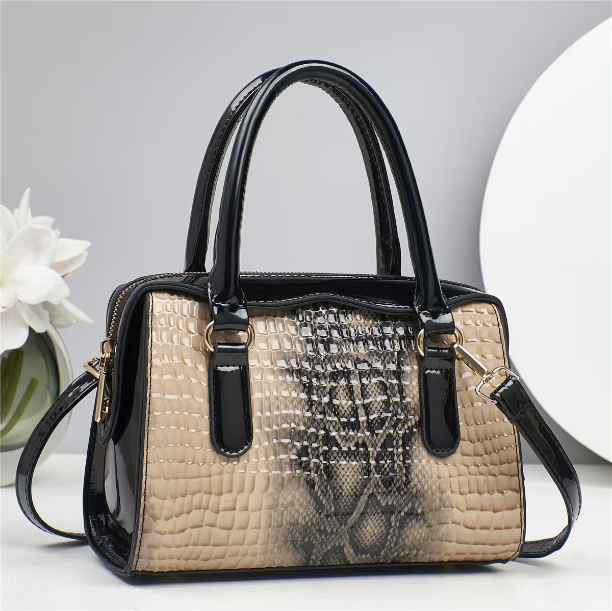 The 2025 new crocodile-patterned Boston pillow bag is a large-capacity handbag and a versatile single-shoulder crossbody bag for women full figure