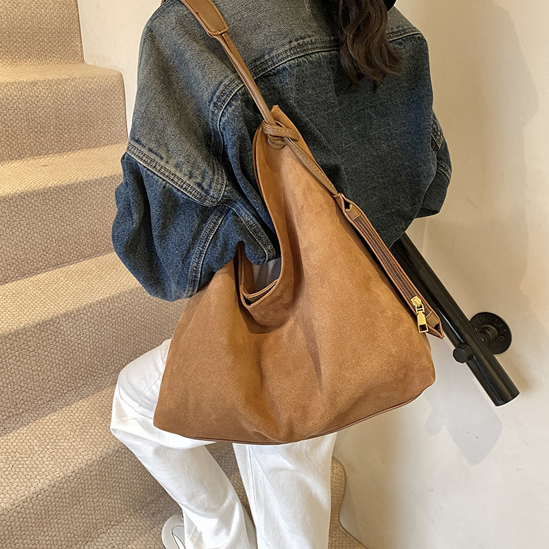 The new 2024 women's commuter large bag with a high-end feel, Maillard single-shoulder bag, large capacity, trendy and versatile tote bag Application Scenario