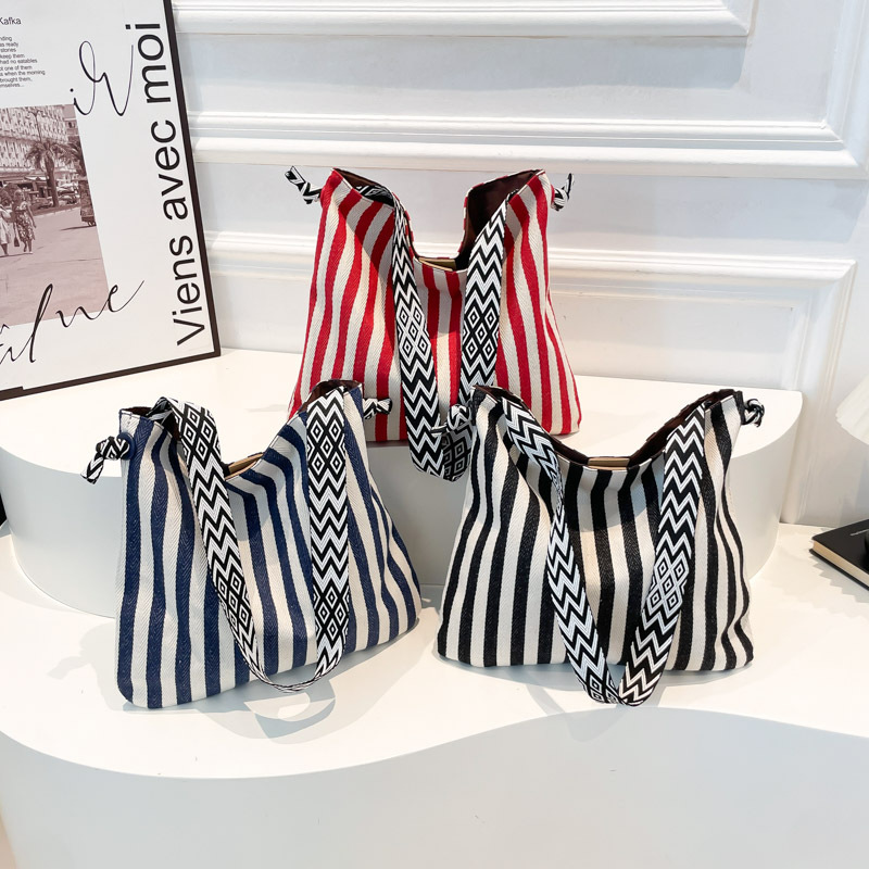 A new cross-border summer Korean-style, artistic and niche single-shoulder bag with casual stripes and a simple style Application Scenario