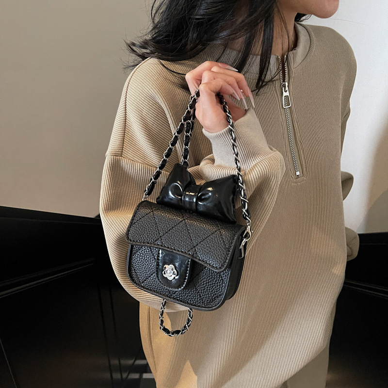 The 2025 new mini Chanel-style diamond-shaped chain bag is a stylish solid color versatile single-shoulder bag and a simple crossbody bag details Picture