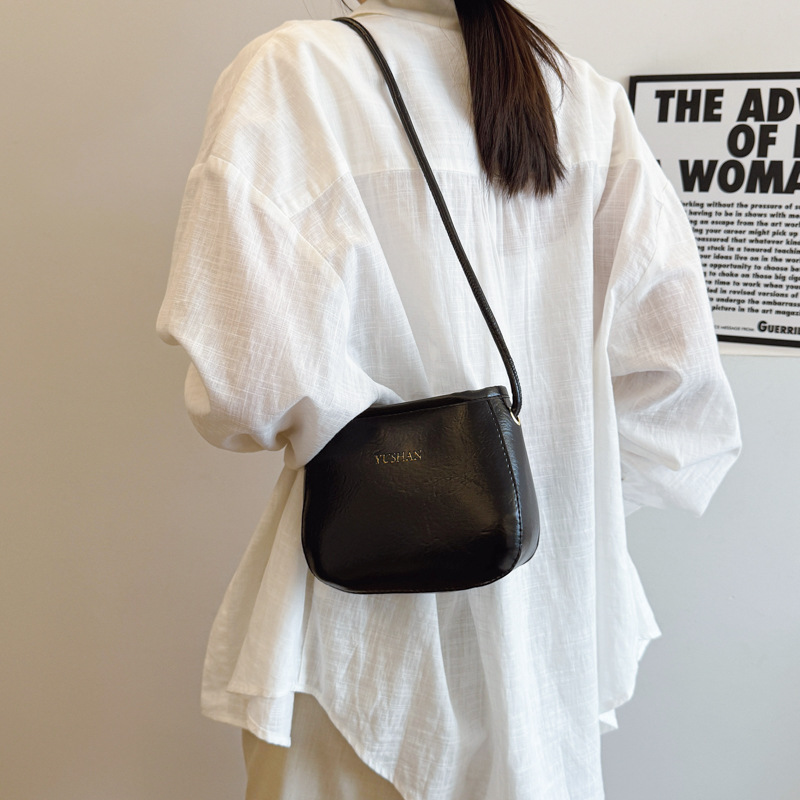 Women's Bag 2025 Summer New crossbody bag, soft bucket bag, retro and versatile, niche design single-shoulder bag details Picture