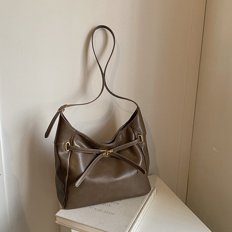 The large-capacity women's retro 2024 new style casual high-end texture single-shoulder crossbody bag is in fashion this year. Bucket bags are popular details Picture