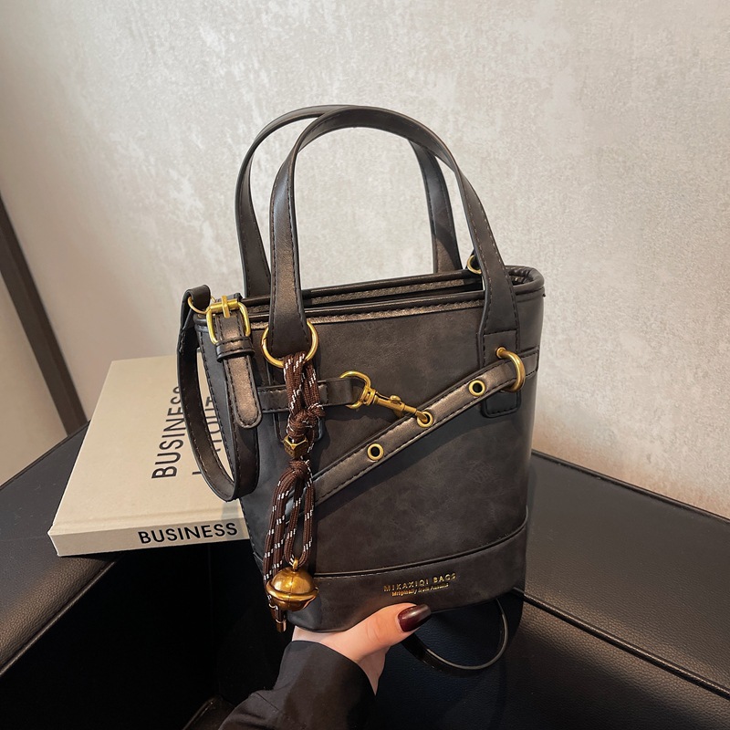 A retro handbag for women in 2024, a trendy, versatile and high-end commuter single-shoulder crossbody bucket bag details Picture