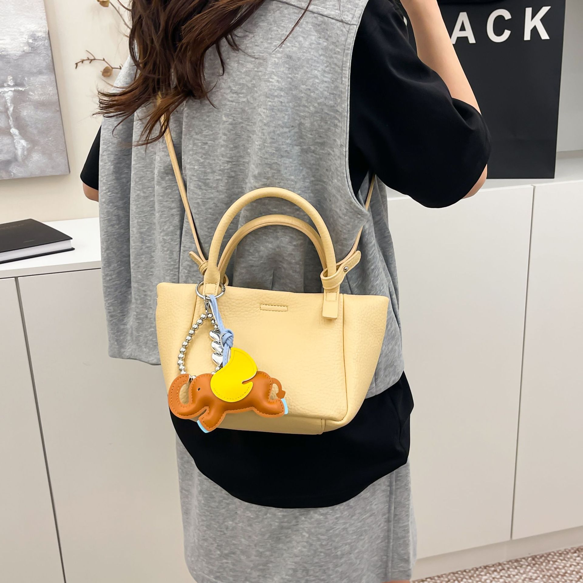 Fashionable, high-end, simple hand-held vegetable basket bag, lychee pattern bucket bag, versatile women's single-shoulder crossbody bag details Picture
