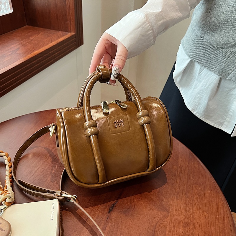 A stylish and casual single-shoulder bag from 2025, a trendy and versatile Korean style with a high-end feel, a small square bag and a simple crossbody bag full figure