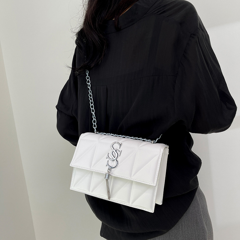 The stylish chain small square bag is a versatile and fashionable lady's single-shoulder bag with a texture of diamond-shaped embossed crossbody details Picture