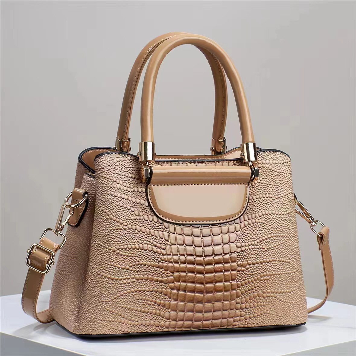 European and American style simple large-capacity crossbody bag for women, high-end and fashionable crocodile pattern handbag, stylish and casual single-shoulder bag details Picture