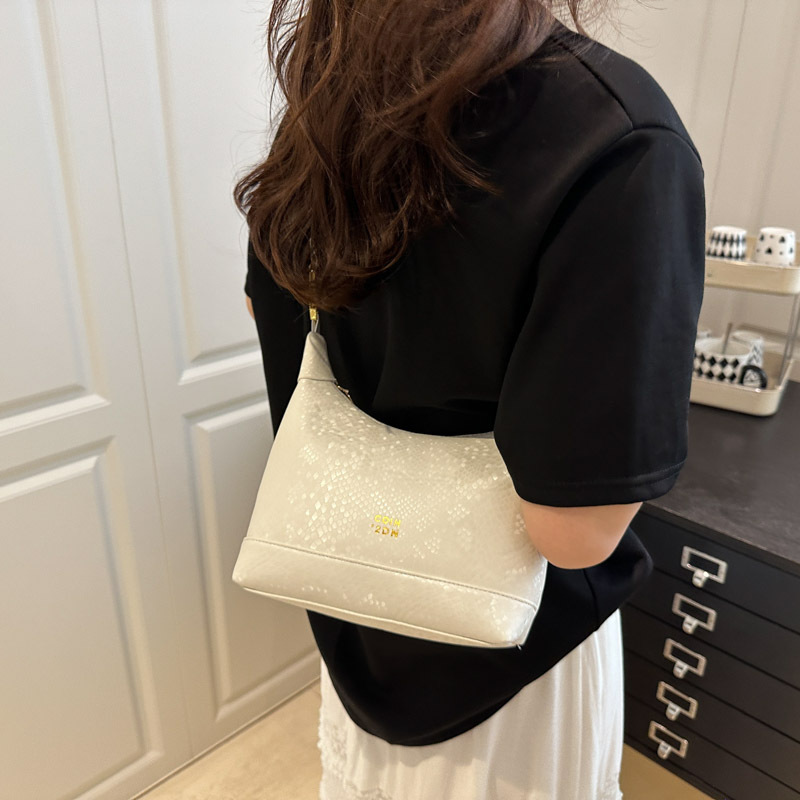 A niche hand-held crossbody small bag with a sense of high-end fashion, a new model of crossbody bag for women in 2025, a snake pattern single-shoulder women's bag details Picture