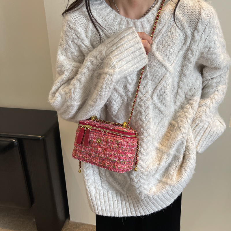 French niche fashion chain bag for women, 2024 new chanel-style woolen hand-held box bag, versatile crossbody bag Application Scenario