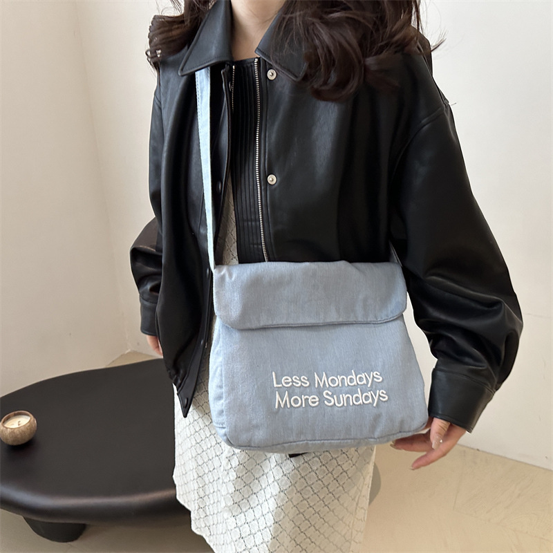 A new, stylish single-shoulder tote bag made of denim with letters in 2024, featuring a unique, trendy, simple, commuting, casual and artistic style Specification drawing