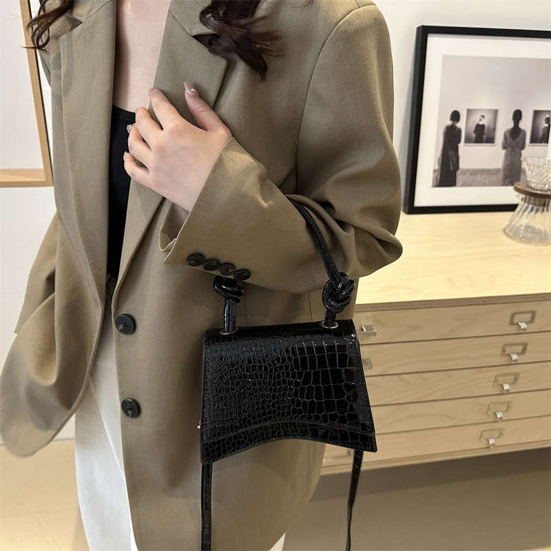 French-style trendy hand-held small square bag for the autumn of 2024, a fashionable, casual, simple and elegant single-shoulder crossbody bag Specification drawing
