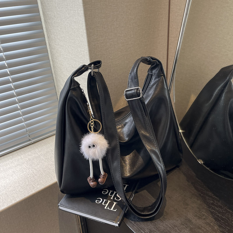 This high-end soft leather bag is a trendy and versatile casual crossbody bag for women in 2024. It features a niche design and a single-shoulder dumpling bag Specification drawing