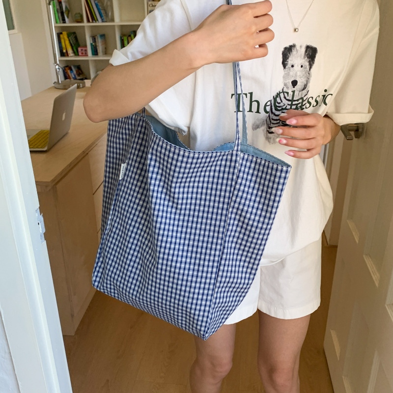 2025 New double-sided checkered canvas bucket bag for women, large-capacity commuting, Korean-style versatile single-shoulder bag for students' classes Application Scenario