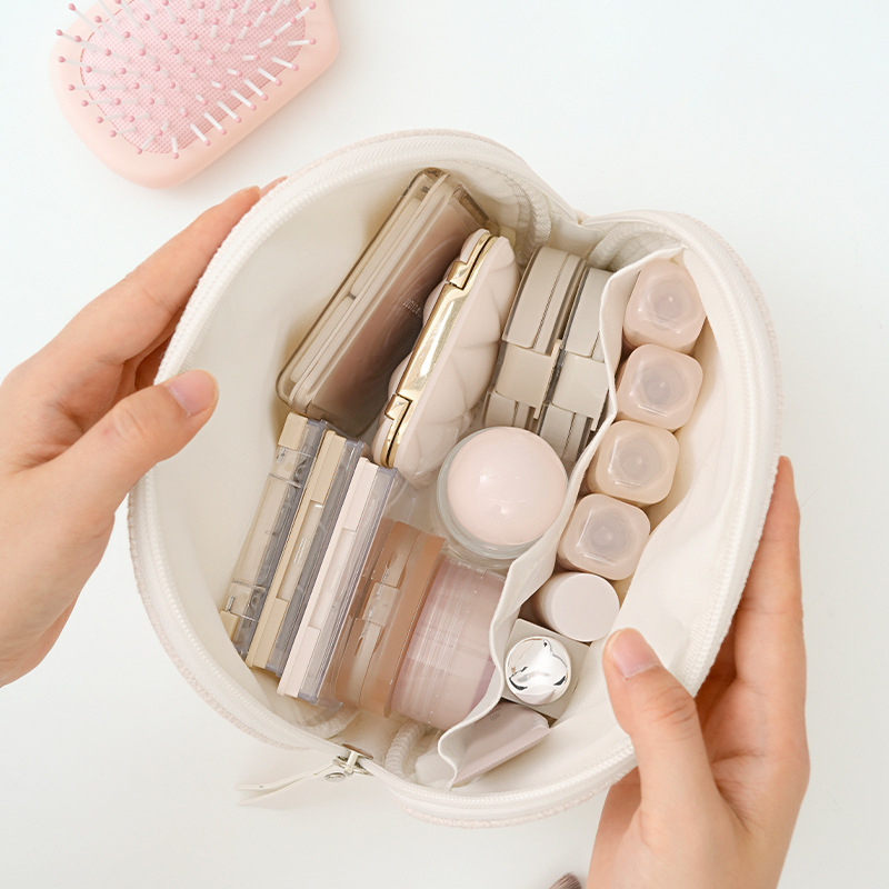 Runhui's new woven snow semi-circular makeup bag, travel cosmetics storage bag, mini hand-held small makeup bag, high appearance level Application Scenario