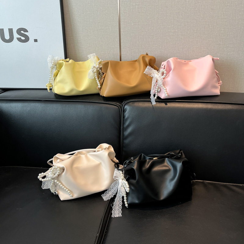 High-end and simple women's bag, Spring 2025 new style single-shoulder underarm bag, niche and fashionable crossbody single-shoulder bag Application Scenario