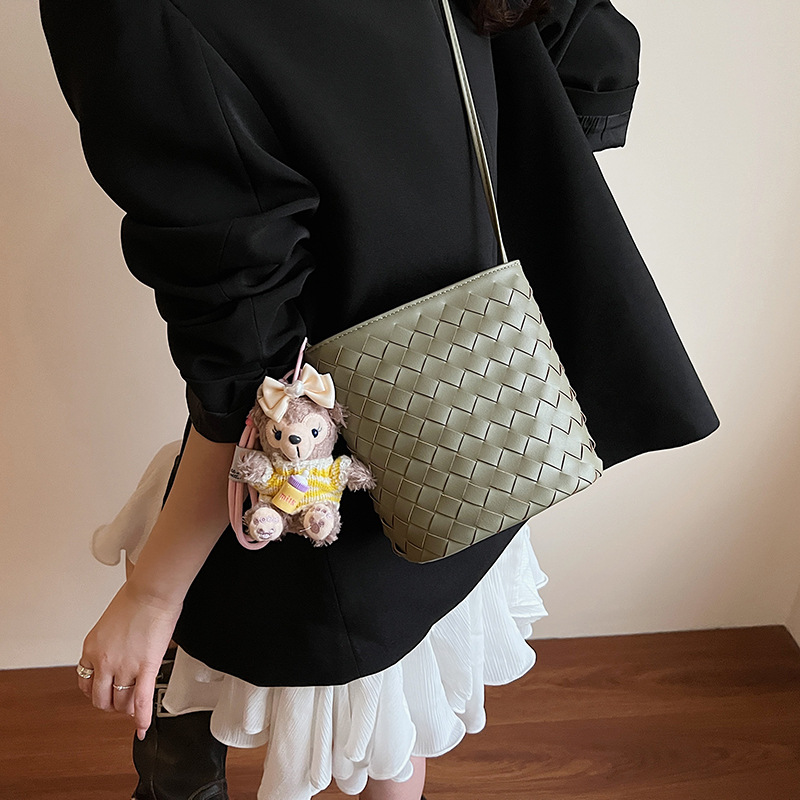 The 2025 new high-end woven mini bucket bag is a simple and stylish single-shoulder crossbody bag for women's fashion in solid color Application Scenario