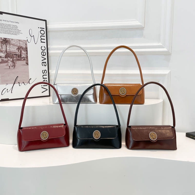 French retro underarm bag for women 2025 new style simple commuting handbag, fashionable shoulder bag, casual baguette bag Application Scenario