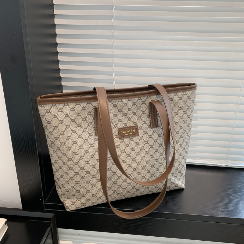 Popular fashion bags for women 2024 new autumn and winter, large-capacity single-shoulder bag, niche design underarm bag full figure