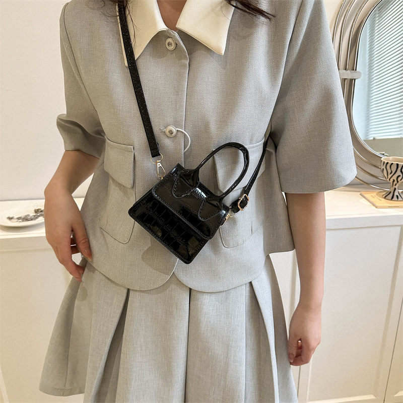 2025 Summer New trendy and fashionable women's hand-held shoulder bag, simple and colorful chain crossbody small square bag Specification drawing