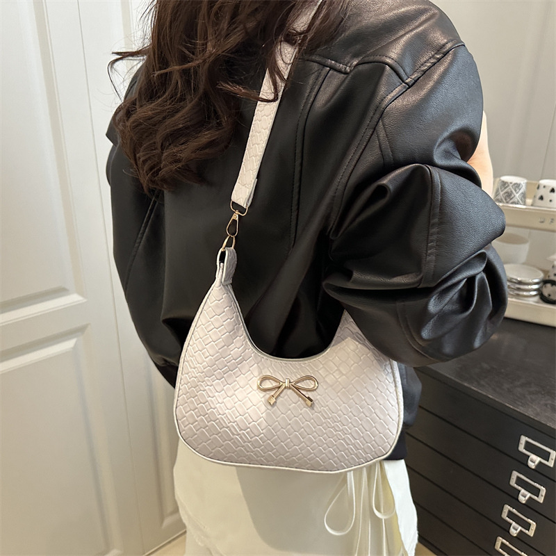 2025 New urban, simple, retro, fashionable, trendy, casual, simple and niche design single-shoulder armpit women's crescent bag details Picture