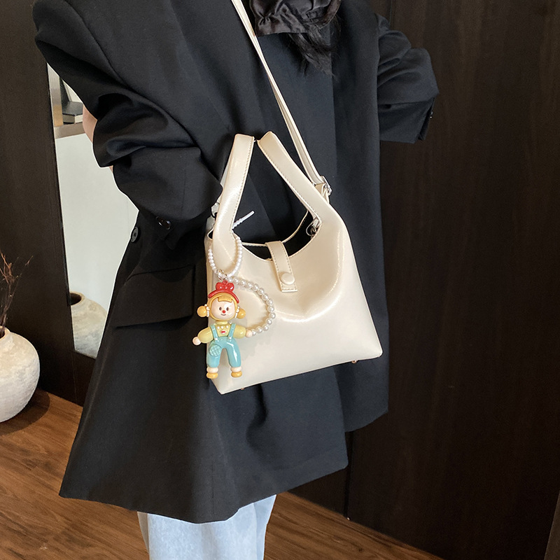 Solid color fashionable handbag for women, Spring/Summer 2025 new soft leather large-capacity commuting laid-back style single-shoulder crossbody bag Application Scenario