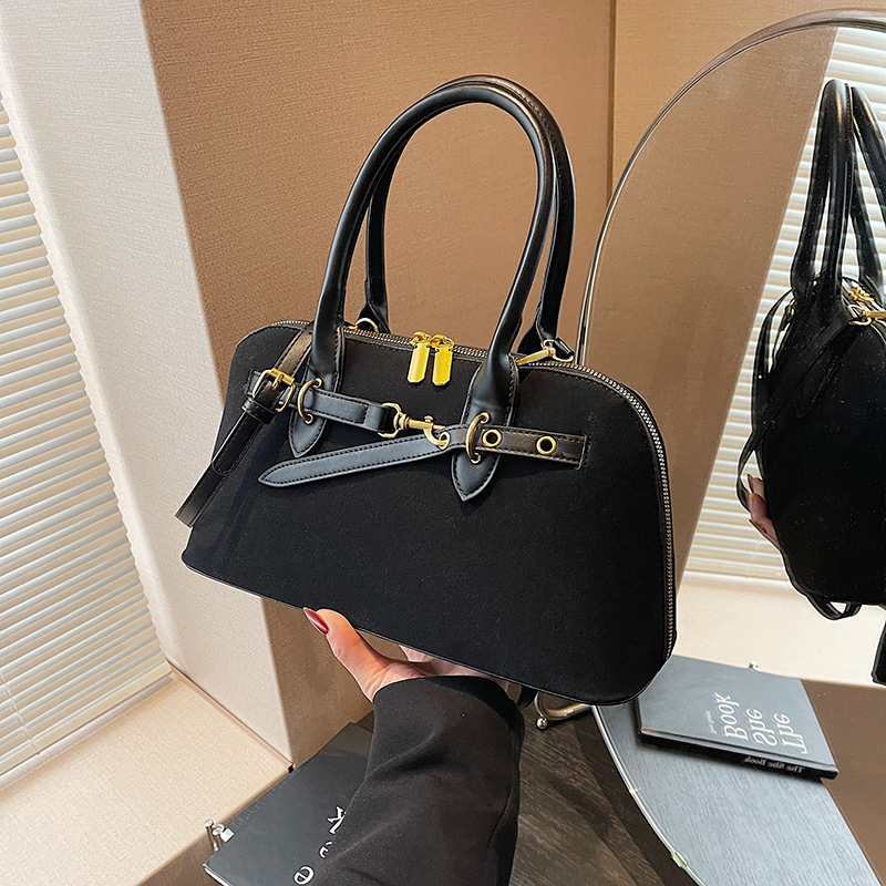 Large-capacity retro bag for women, 2024 new matte Korean version, niche design crossbody bag, commuting hand-held shell bag details Picture