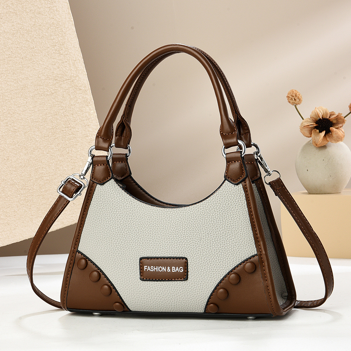 A niche design sense single-shoulder crossbody bag with a textured underarm commute to work. A new large-capacity women's casual bag full figure