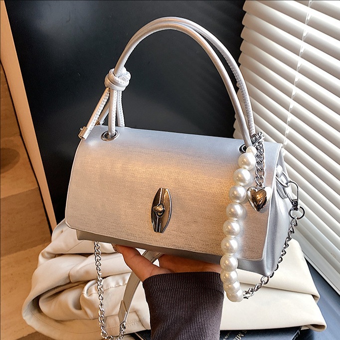 The 2025 new style of elegant, glossy soft leather fashionable handbag exudes a sense of sophistication and sophistication for women. It is a stylish commuting pearl chain crossbody bag full figure