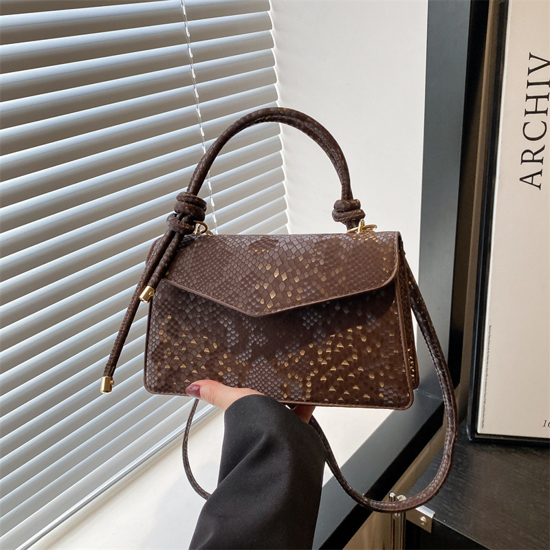 This new solid-color, stylish, embossed single-shoulder crossbody bag is a popular and personalized women's commuter bag this year full figure