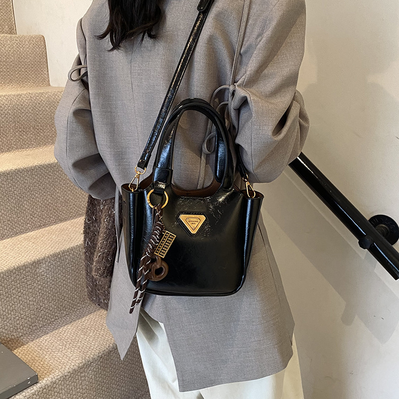 Retro bag with large capacity for women, 2025 new style, fashionable and versatile, single-shoulder crossbody bag, casual hand-held bucket bag full figure
