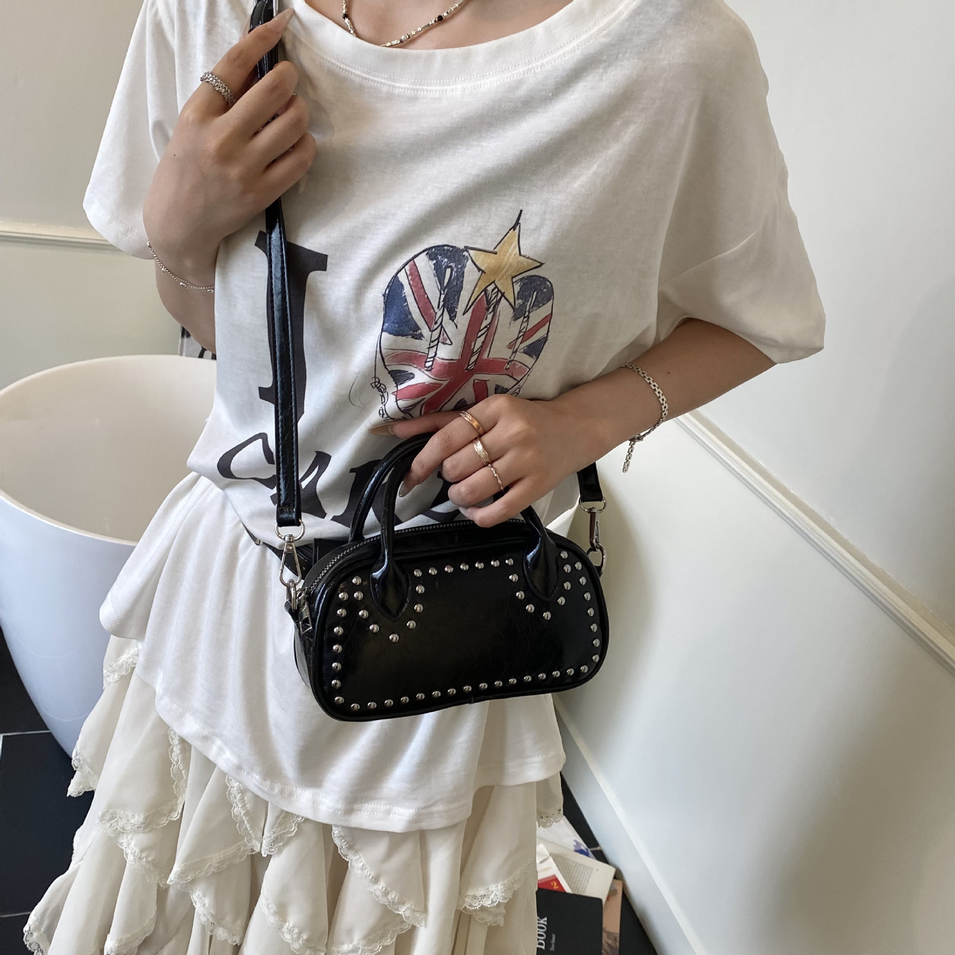 Cross-border high-end textured rivet small bag for women 2025 new style casual and versatile crossbody bag, fashionable hand-held small square bag details Picture