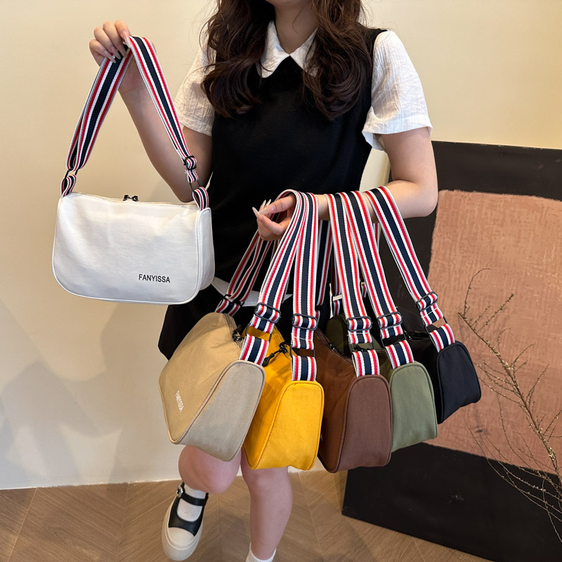New Summer 2025 casual and simple underarm bag for women's commuting to work, large-capacity single-shoulder bag, fashionable underarm bag Application Scenario