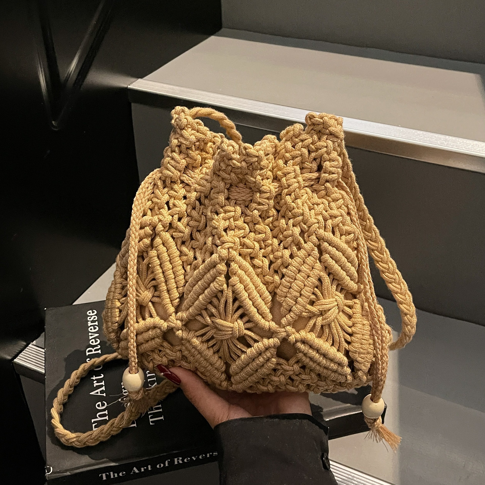 Woven cotton rope bag for women's summer, 2025 new fashion and niche design, crossbody bucket bag, hollowed-out beach bag full figure
