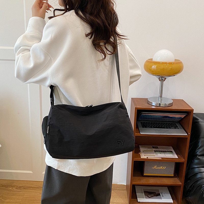 New Korean-style tote bag, versatile large-capacity single-shoulder bag, fashionable and trendy crossbody bag, casual hand-held pillow women's bag details Picture