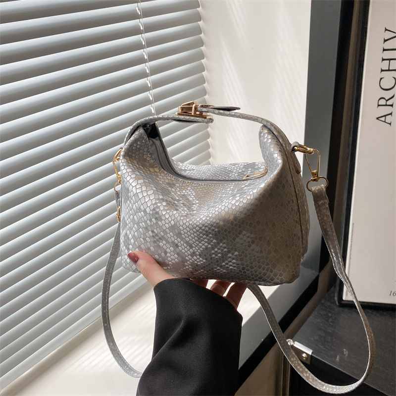 Women's bag 2025 New style fashionable retro pillow bag, individual and trendy single-shoulder bag, elegant and simple, niche crossbody bag full figure