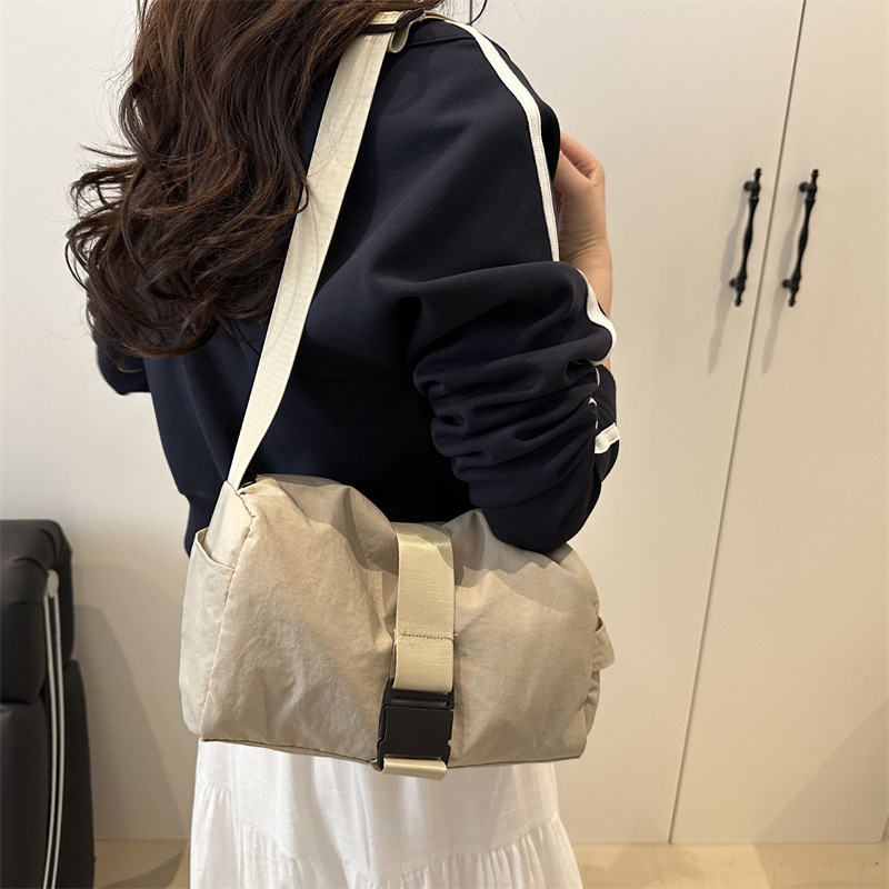 2025 New women's single-shoulder bag in solid color, fashionable and simple, commuting toast bag, large-capacity sports and fitness crossbody bag Specification drawing