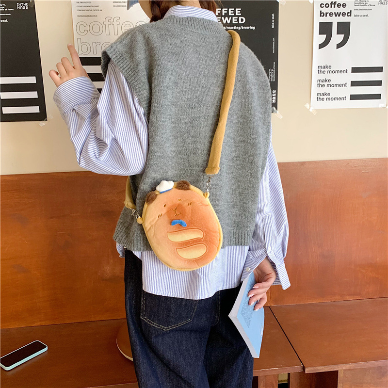 The new cartoon bread capybara mini crossbody bag is cute and girlish. The coin key bag and the claw machine doll can be exchanged for gifts Application Scenario
