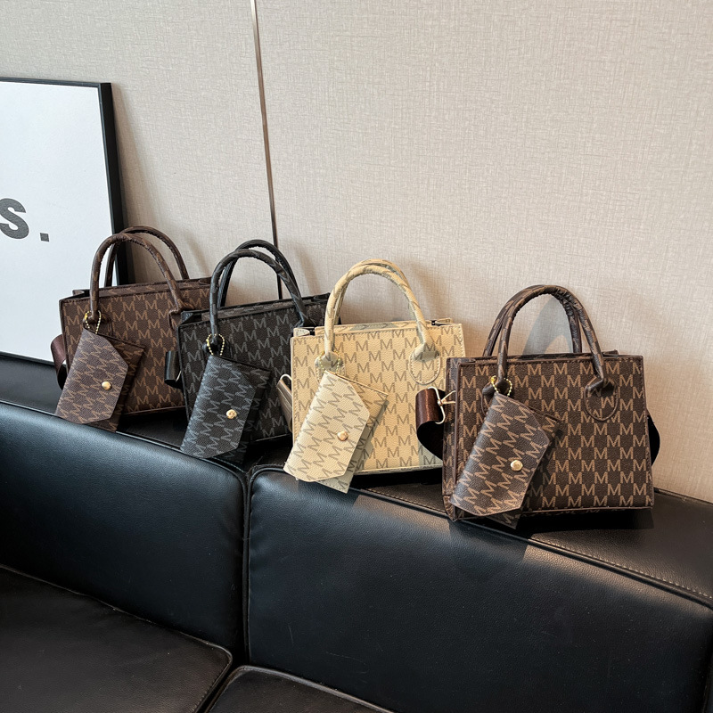 2025 New retro niche mini hand-held square bag for women, a high-end Korean style, fashionable and casual single-shoulder crossbody bag Application Scenario