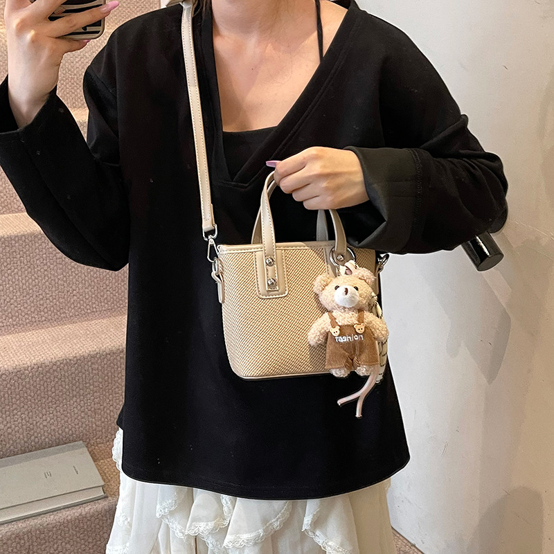 Korean high-end solid color hand-held bucket bag for women, new Spring/Summer 2025 trendy and fashionable commuting single-shoulder crossbody bag Application Scenario