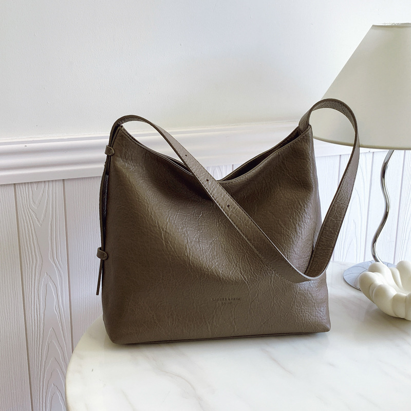 This year's popular bags include casual, niche underarm bags, simple and fashionable crossbody bags for women at work, and soft leather tote bags details Picture
