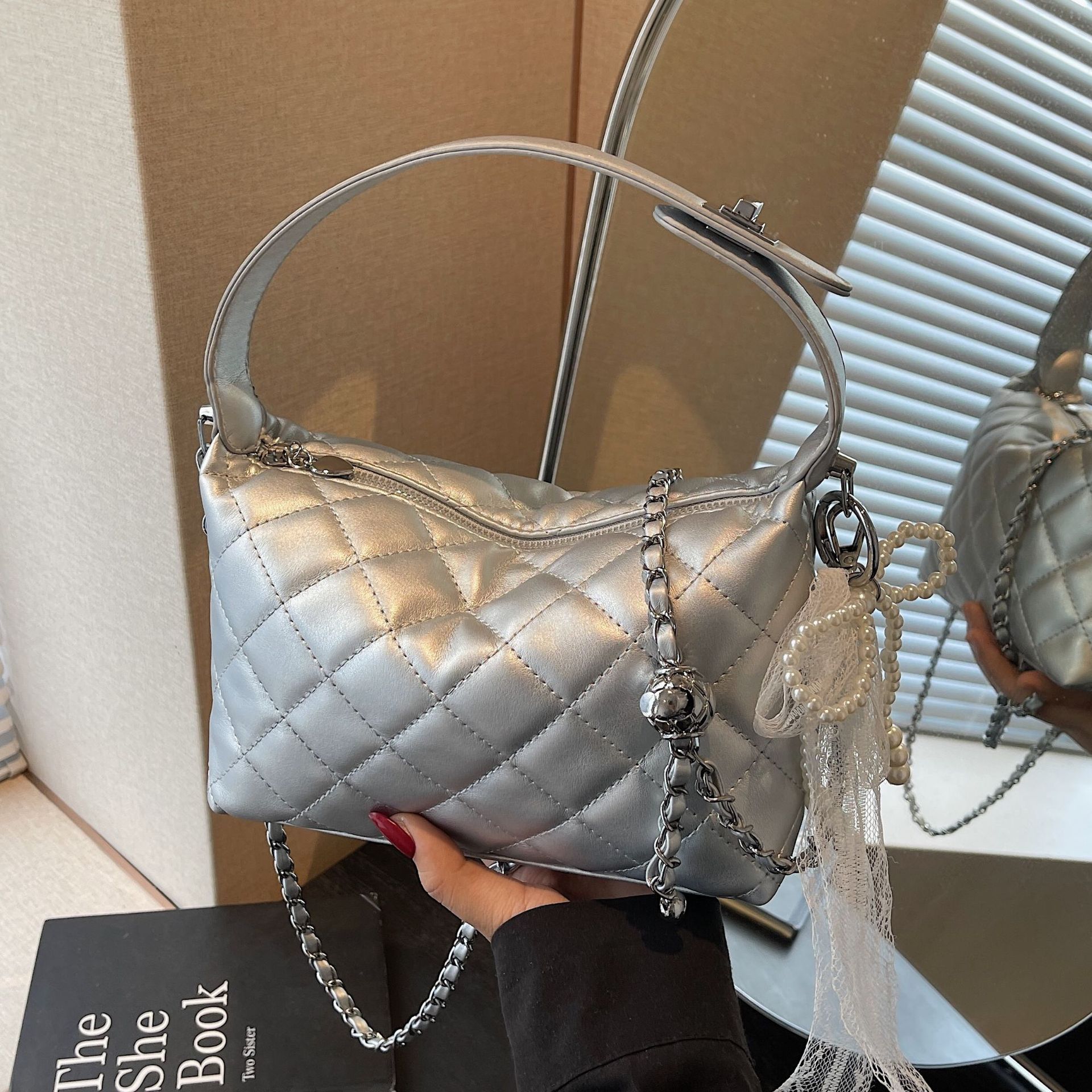 The 2025 new Chanel style high-end bag, diamond-shaped handbag, versatile, fashionable and niche chain single-shoulder crossbody bag full figure