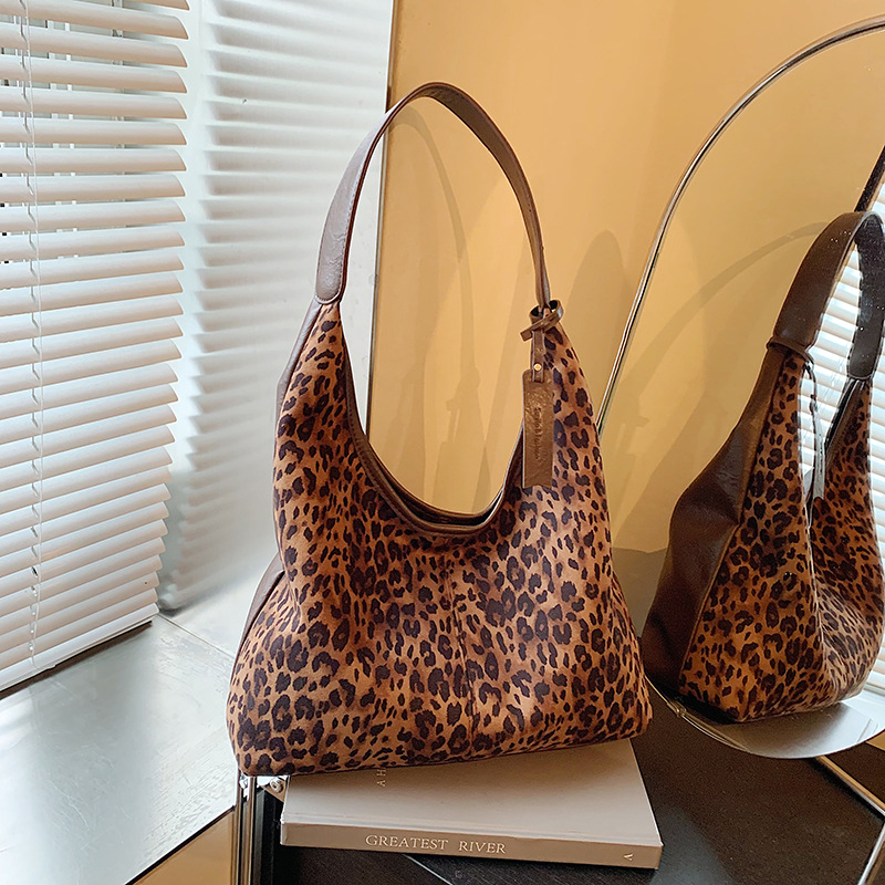 This year, the leopard print large-capacity commuter tote bag is in vogue. The new 2024 trendy and versatile single-shoulder bag is a must-have for women Specification drawing