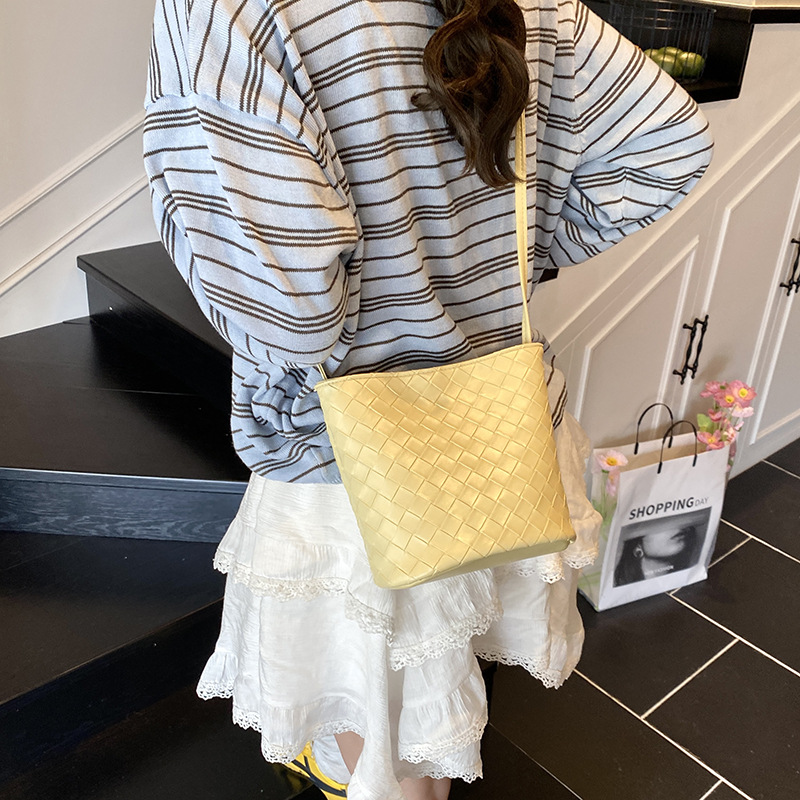 Women's cross-border woven bucket bag 2025 new style versatile casual handbag, fashionable single-shoulder bag, solid color crossbody bag Specification drawing