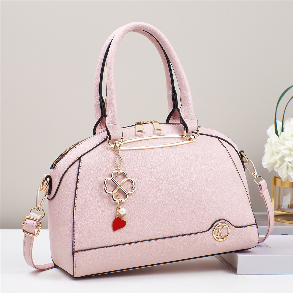 This year's popular handbag for women is the 2024 new high-end casual single-shoulder crossbody bag, a fashionable women's bag details Picture
