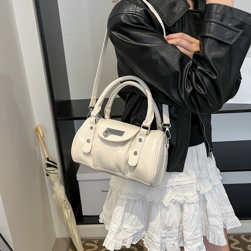 The new retro and fashionable single-shoulder underarm bag and casual crossbody bag from the niche soft leather hand-held Boston bag for women in 2025 details Picture